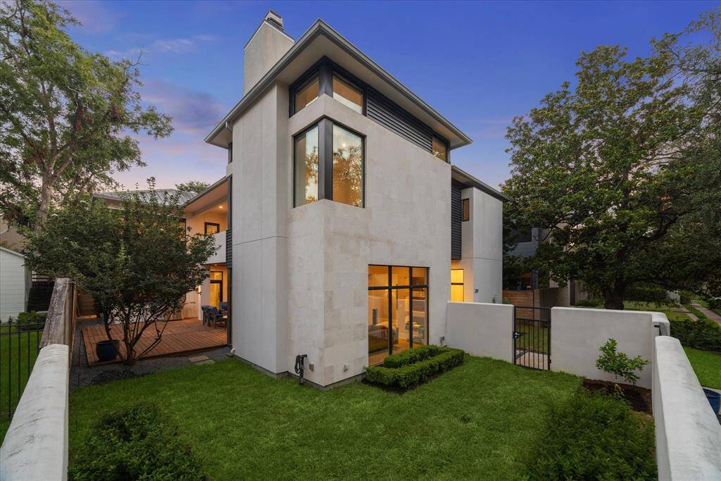 Great panoramic view of the beautiful architecture of this home, with front facade accent wall of limestone and the flow of the outdoor living space.  The sellers are going to miss this home and the great neighbors on this street.