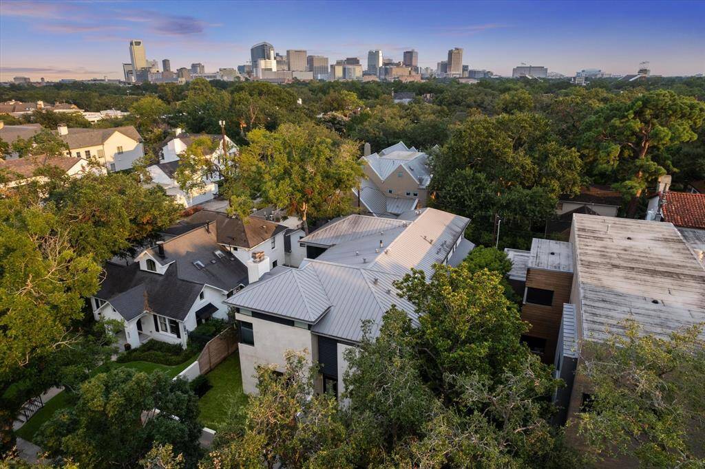 Minutes from the Medical Center and Downtown, Southampton offers a short commute and equally quick access to all the amenities and restaurants of Uptown and Upper Kirby.  Located within walking/biking distance of the entertainment, shopping and restaurants of Rice Village and recreational options at Rice University and Hermann Park, this is an ideal location!