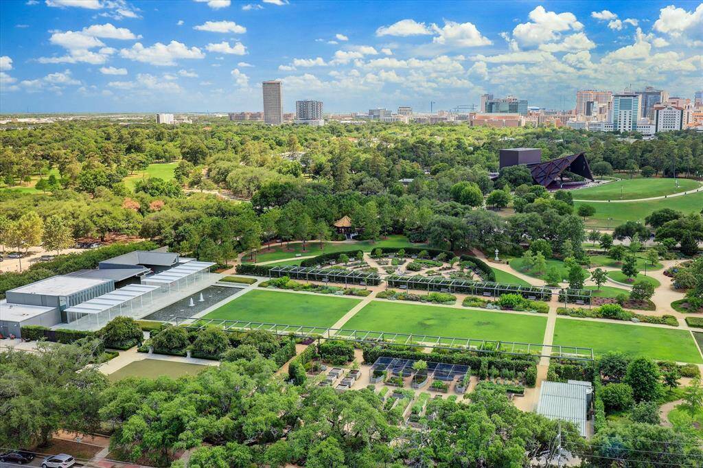 Houston's iconic Hermann Park is just minutes away...offering Houston's best Museums, year-round fine arts performances at the Miller Outdoor Theatre, the Houston Zoo and the Hermann Park Golf Course all within 2 miles of your front door!