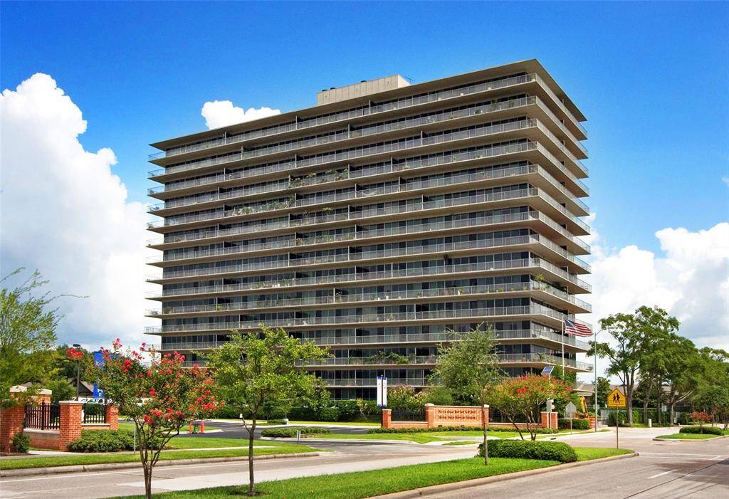 Stunning floor to ceiling views make this 11th floor corner unit at The Willowick high-rise remarkable. The dramatic skyline views can be seen not just from the living areas, but also both bedrooms and kitchen, making this home extra special.