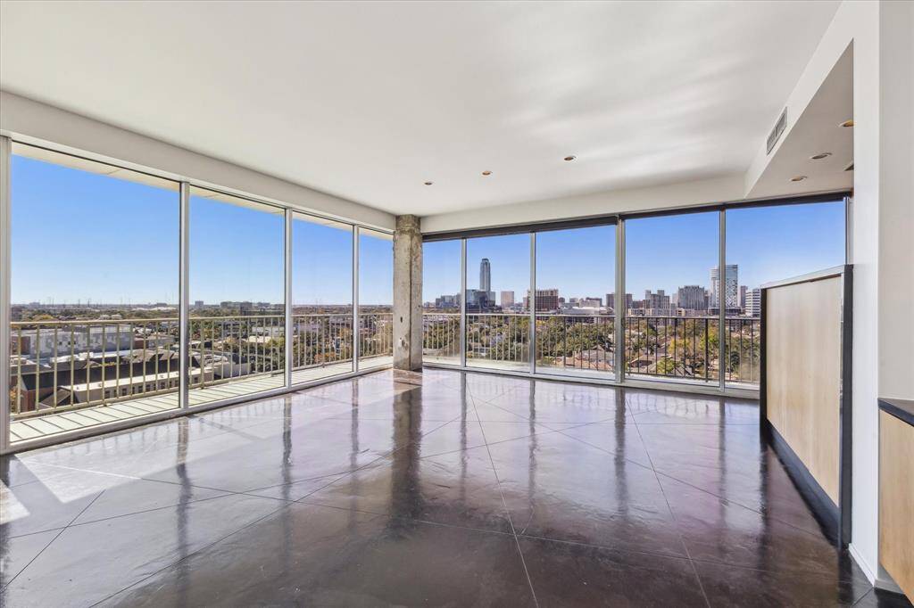 Located in the Highland Village/River Oaks area, The Willowick is an iconic 117 home luxury high-rise offering numerous amenities and features to make your living experience easy and enjoyable.
