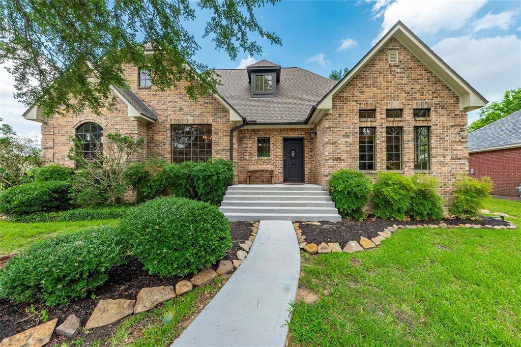 Custom built home on pier & beam stem wall foundation in quiet neighborhood, Oaks of Dickinson, on cul-de-sac with high elevation.