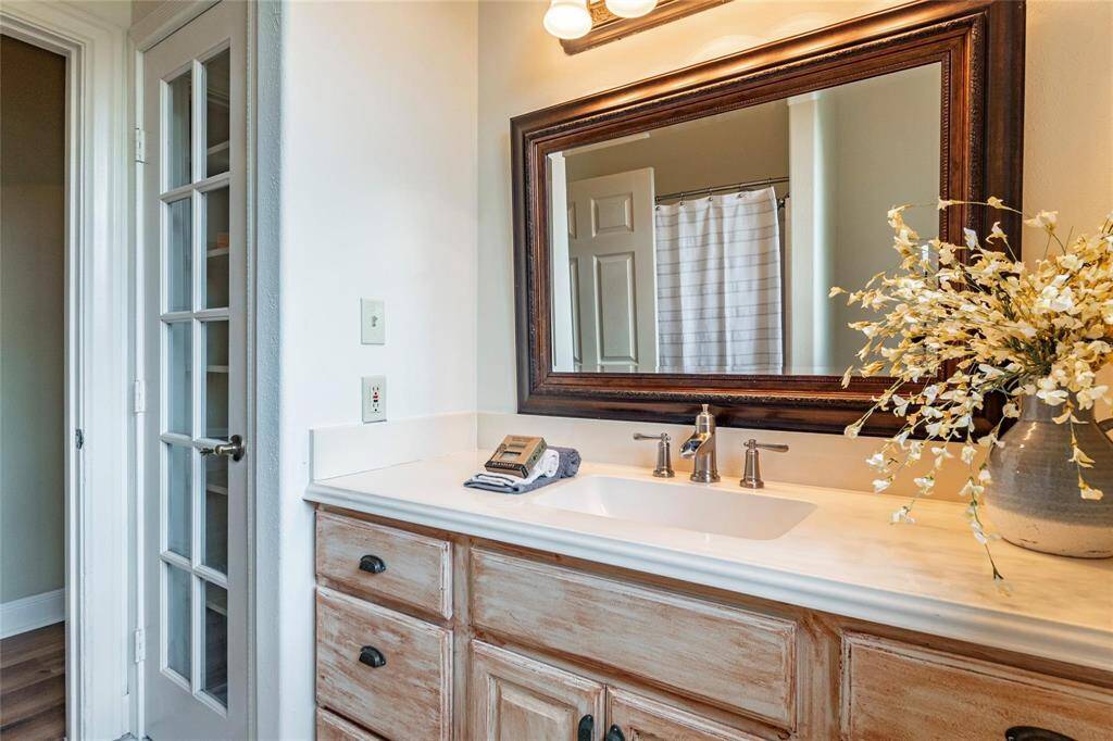 Another view of the secondary bathroom.