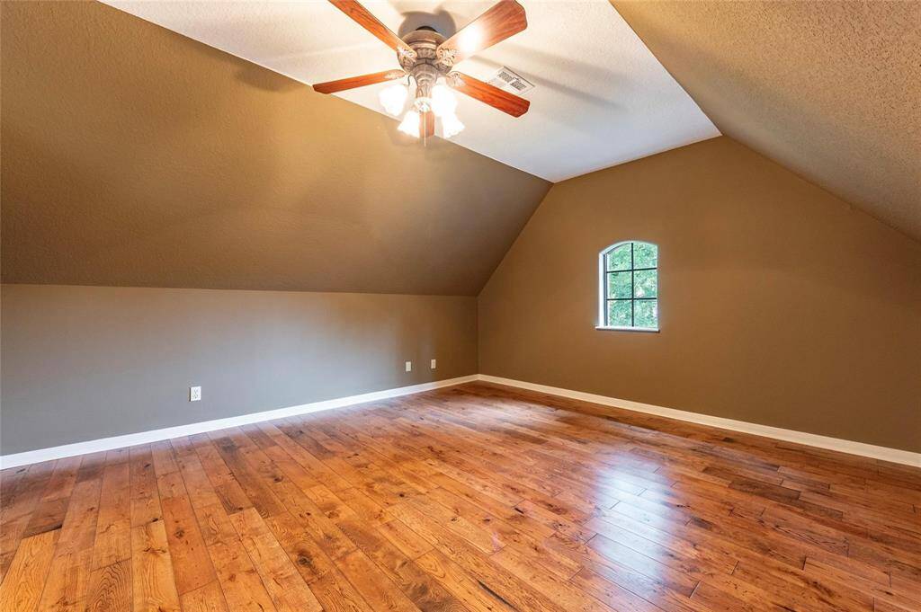 Upstairs 3rd bedroom/bonus room with high celings.