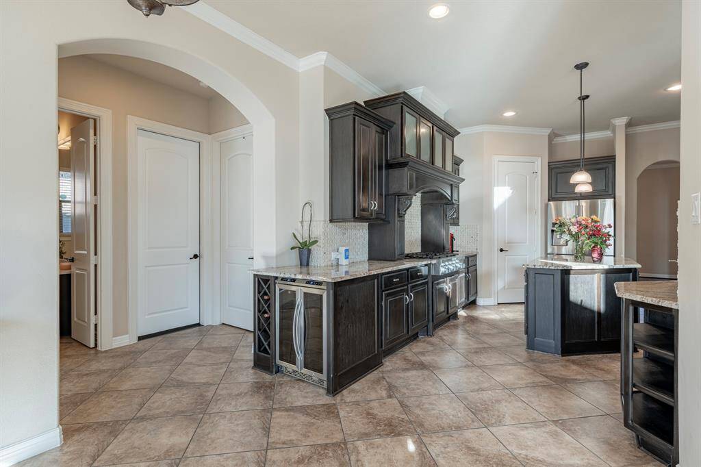 Island Kitchen with Granite Counters, Double Oven, Wine cooler and Smart Design for Entertaining