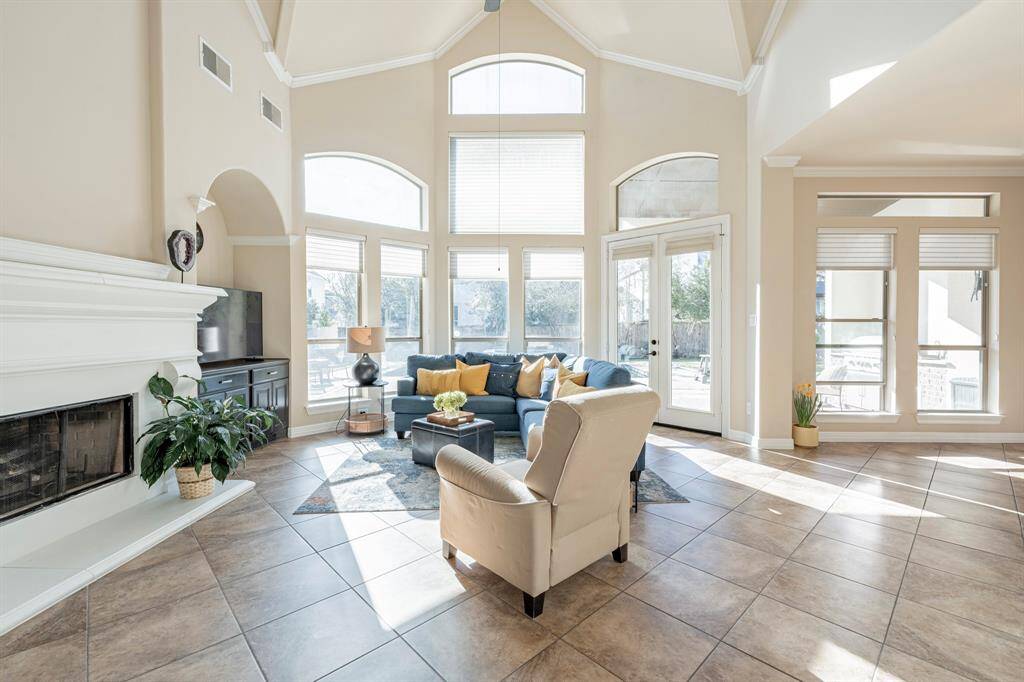 Versatile and elegant, open living spaces and beautiful color schemes that accommodate any decor, from the classic to the contemporary