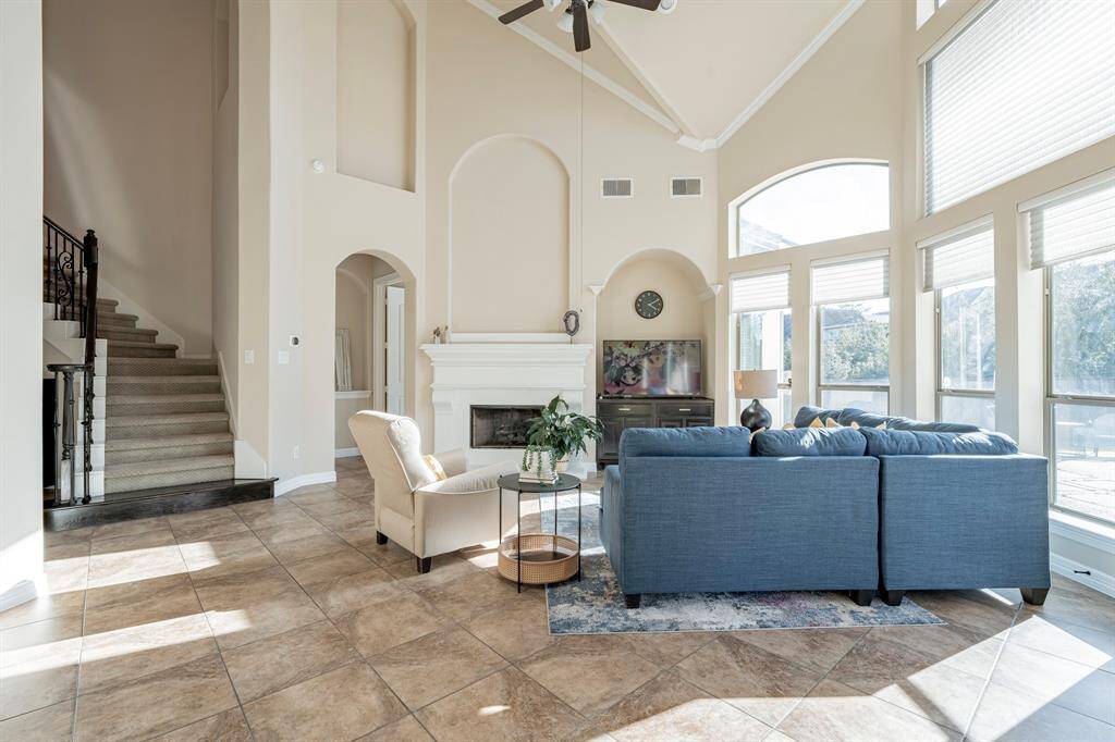 Spacious family room with gas logs fireplace