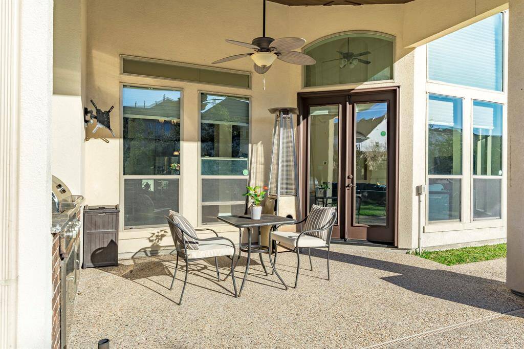 Outdoor complete with Summer kitchen!