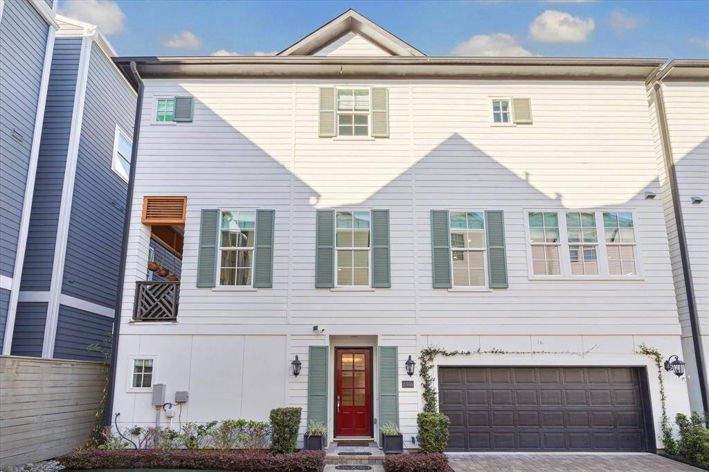 Unbeatable location and elegance define this home perfectly. You are just a few minutes from downtown, the Medical Center, the Museum District, and all professional sports arenas.