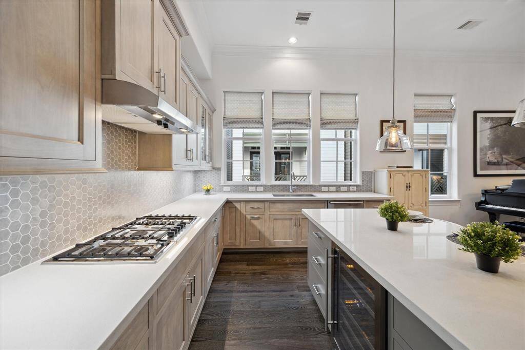 The perfect placement of the gas cooktop and the kitchen sink near the window, leave the island completely clear and ready for entertaining.