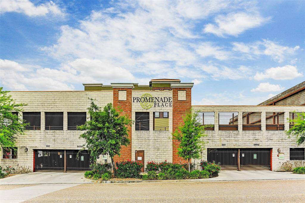The stunning Promenade Place building located in EaDo is a 1920's building that was rehabbed in 2010. Steps away from 8th Wonder Brewery and right down the street from the Toyota Center and Daikin Park!
