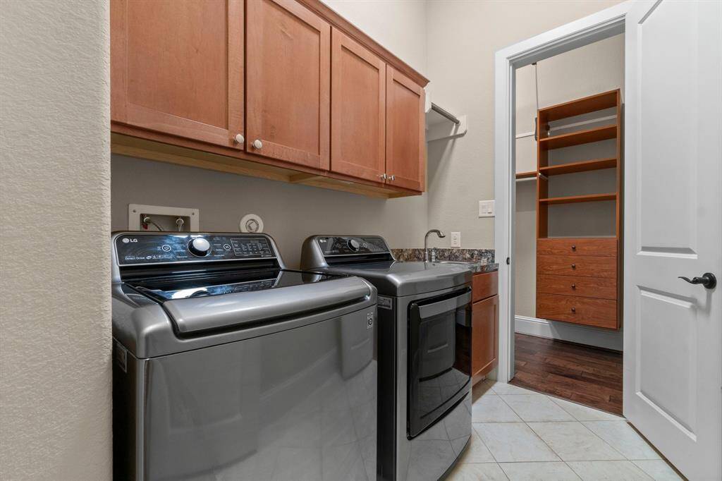 Laundry room connects to primary closet *W/D stay