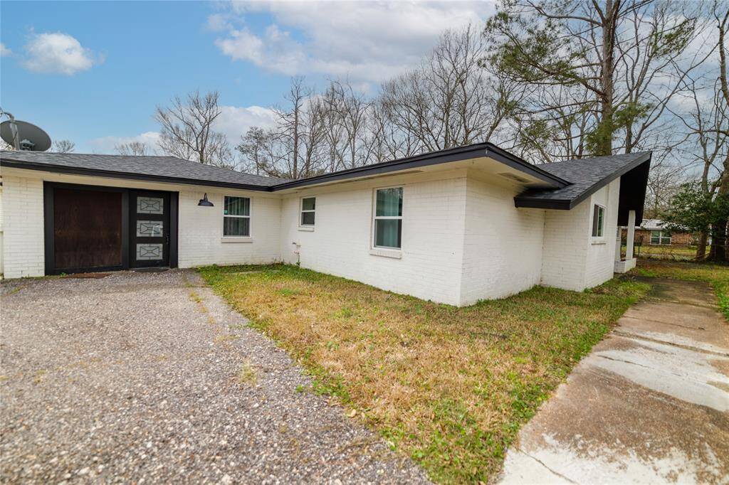 Circular Drive Way, Double wide holds about 15 plus cars. 4000 sq ft buildings, RV garage, Storage GALORE