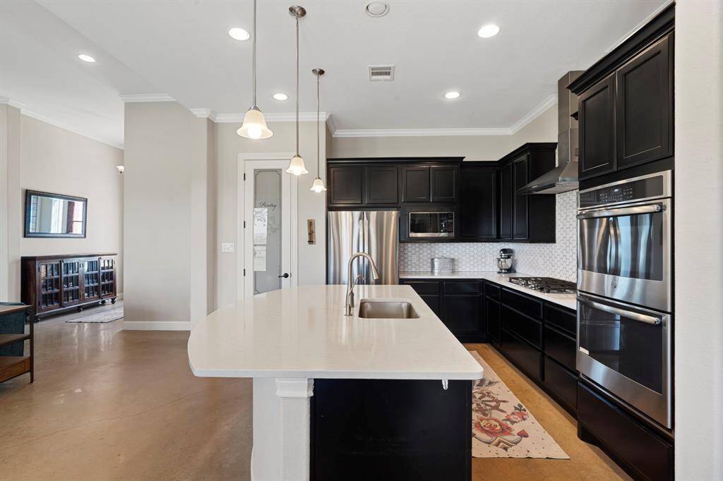 A big breakfast bar provides a dining area, a workspace, or a place for casual meals and snacks.