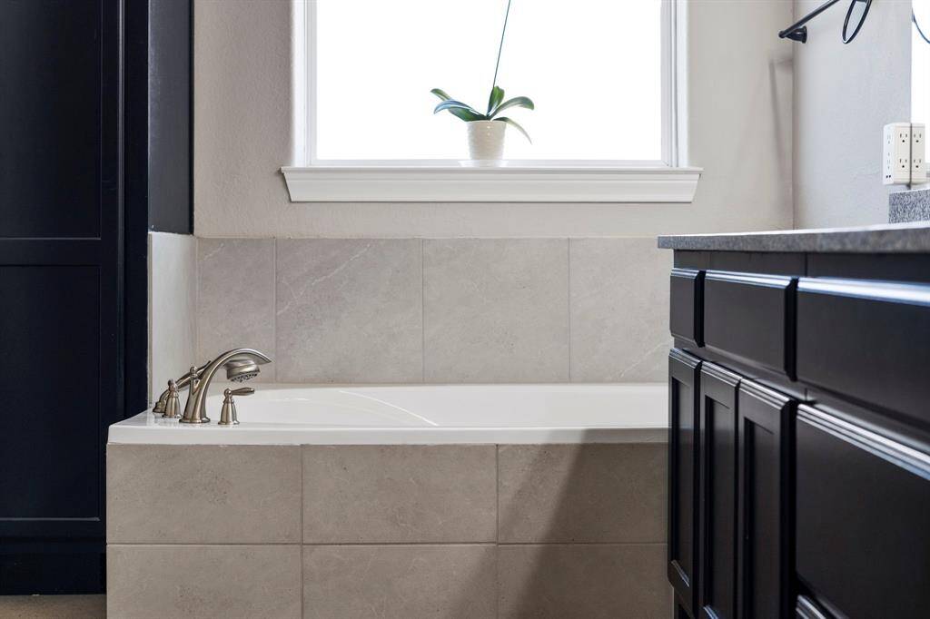 Take off your cowboy boots and relax in the deep soaking tub...