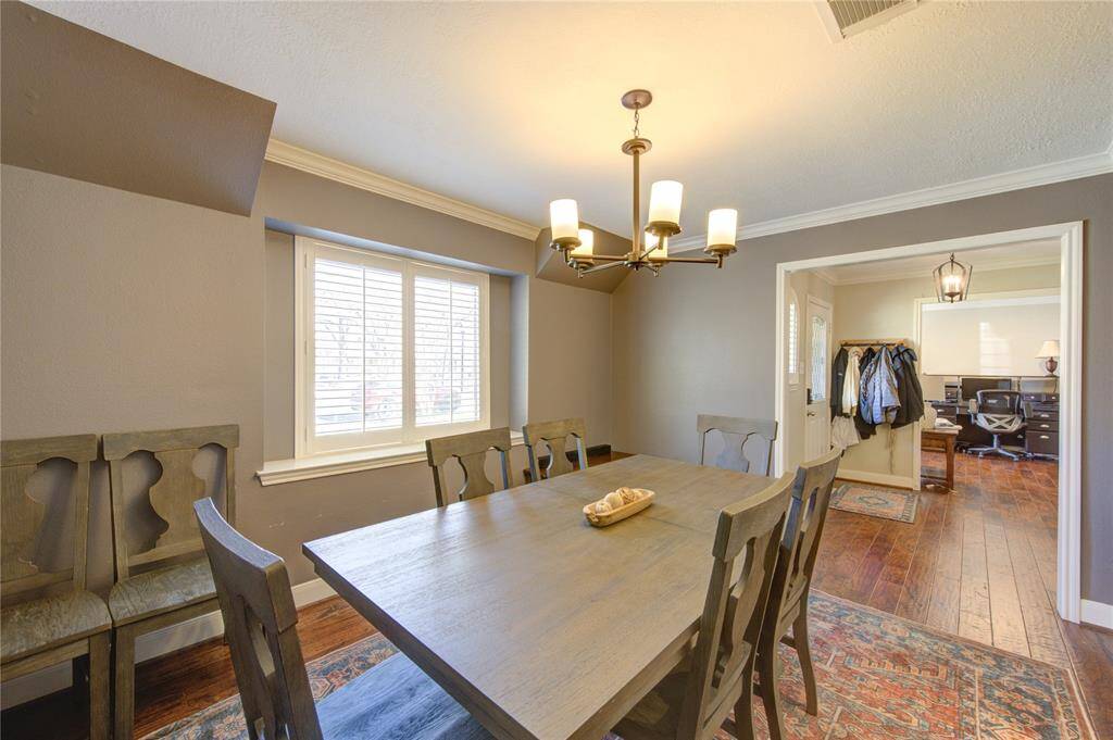 Dining room.