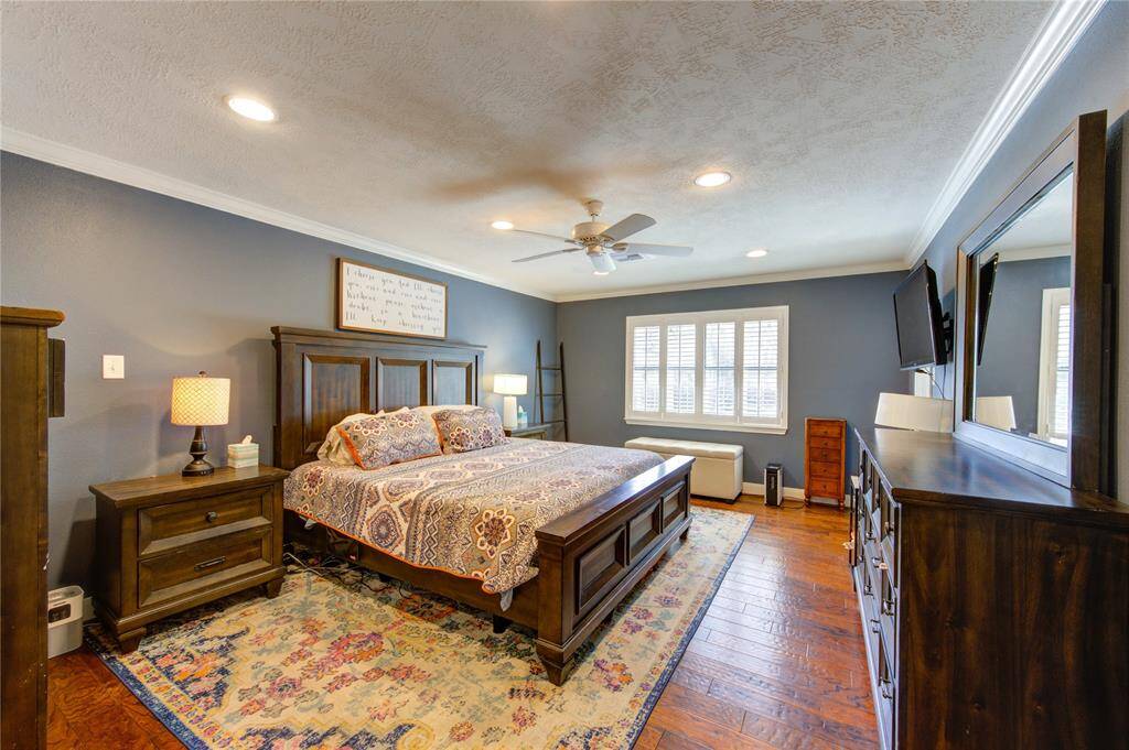 Large primary bedroom with recessed lighting!