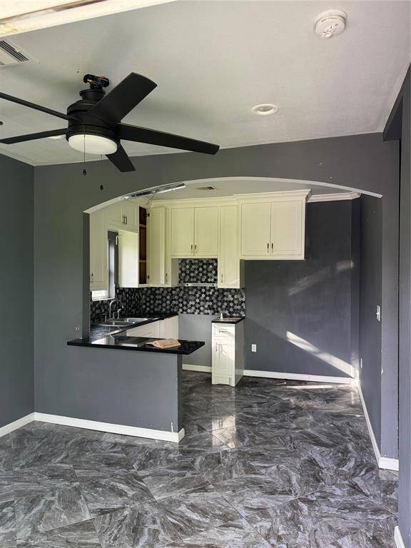 KITCHEN/LIVING ROOM AREA - BACK UNIT