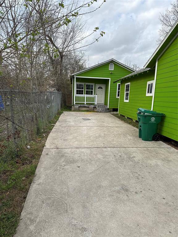 DRIVEWAY TO BACK UNIT