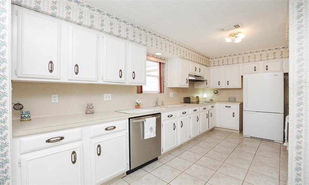Good size kitchen with lots of counter and cabinet space with walk in pantry for lots of storage.