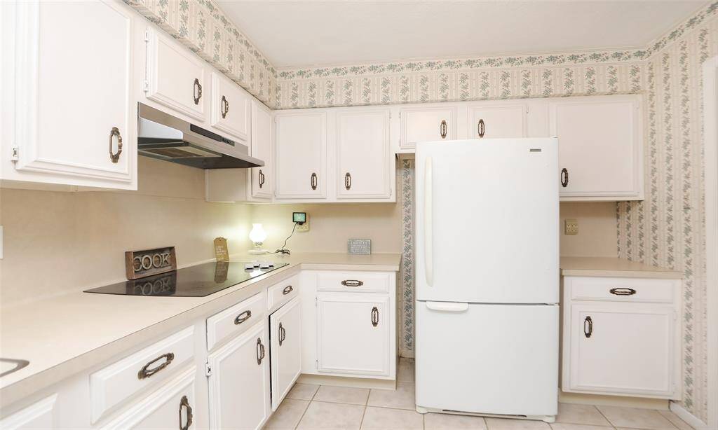 Electric cooktop is convenient for cooking and cleaning.