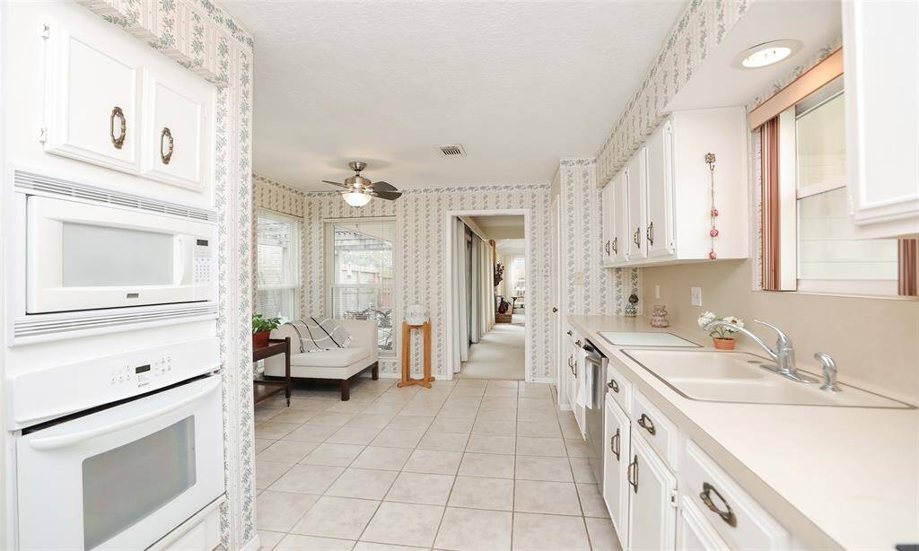 Lots of windows in the kitchen and breakfast area for lots of light.