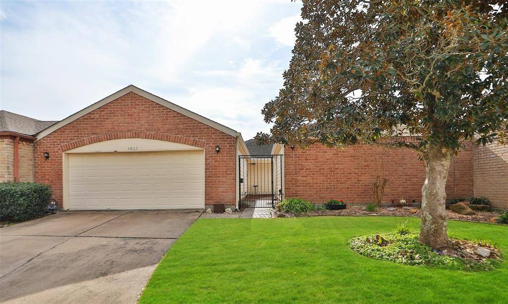 Beautiful well-maintained yard and landscaping.