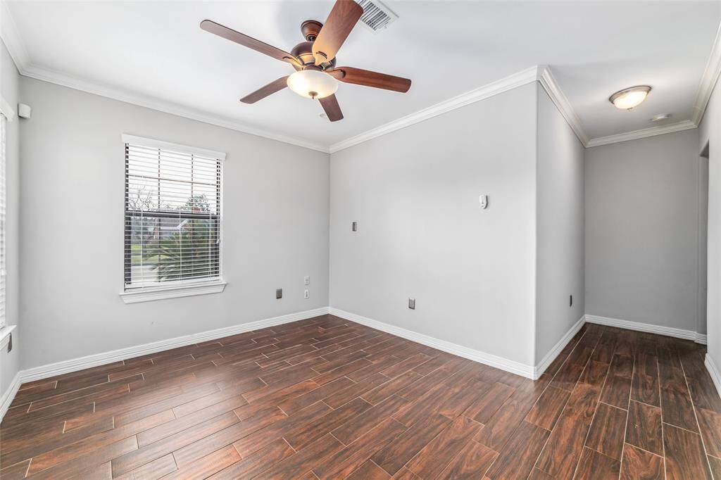 2nd bedroom also has plenty of windows and ceiling fan.