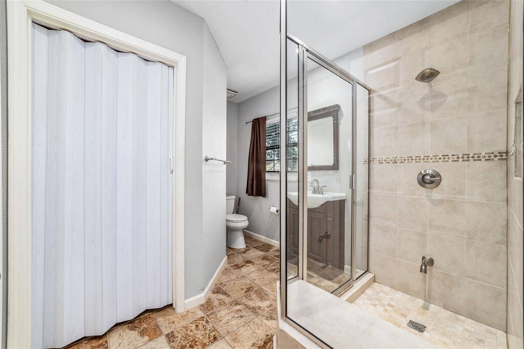 2nd full bath included laundry room