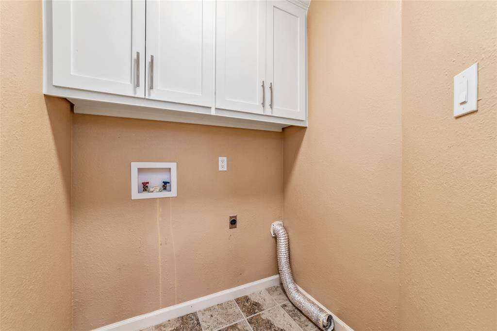 Laundry room with all connection be ready.