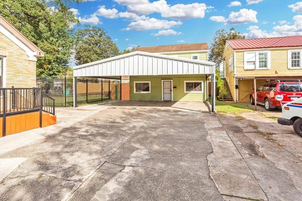 2 levels garage apartment with 3 sized carport.