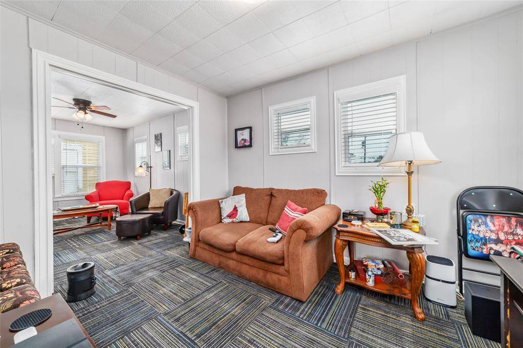 Upstair apt with its current tenant's furnitures.