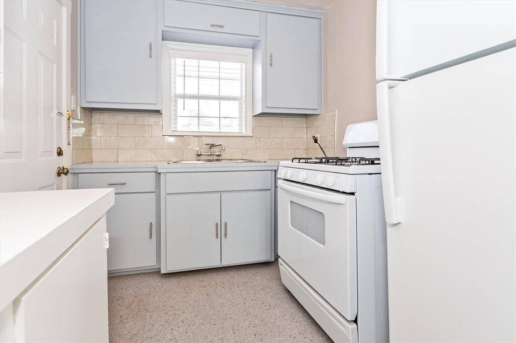 Full size kitchen with cock range and refrigerator.