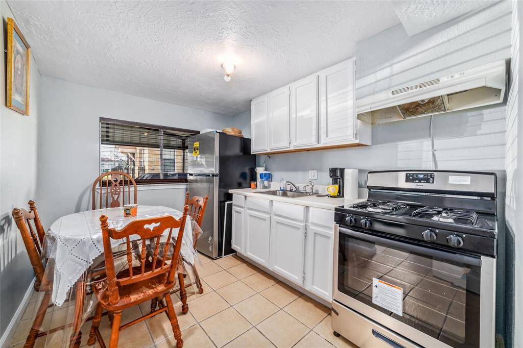 Full kitchen with appliances