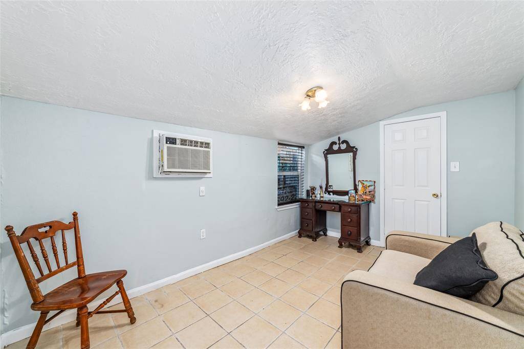 2nd room can be used as bedroom.