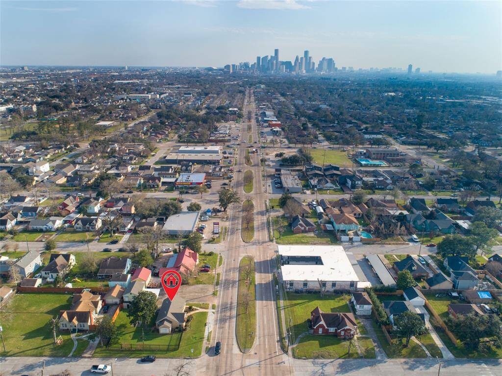 Located in iconic neighborhood of Lindale Park, this property offers great location to access everything. The I45 & I610 are just few minutes away.