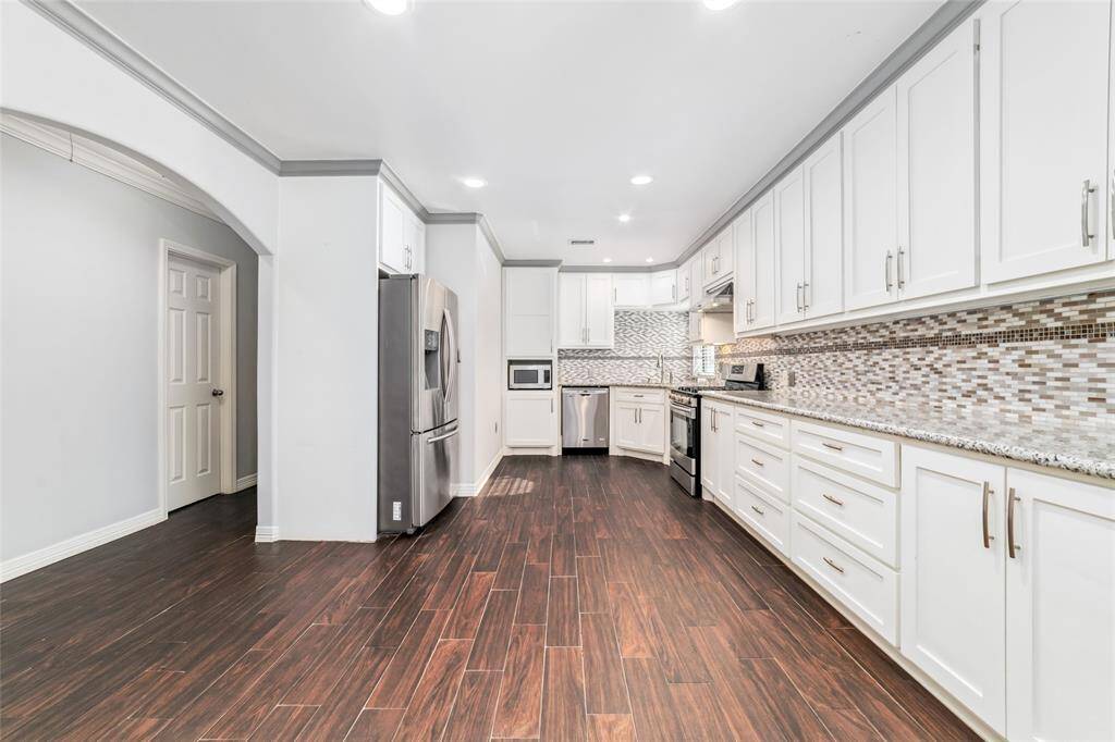 Complete upgraded kitchen with granite counter-top, customized backsplash, fully-furnished appliances and loads of cabinets for storage.