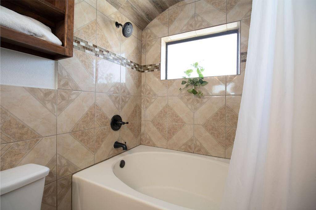 Upstairs full bathroom