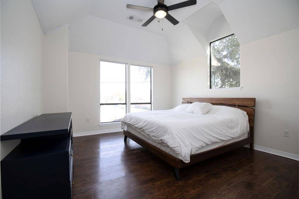Third upstairs bedroom, with lots of light and unique architectural design