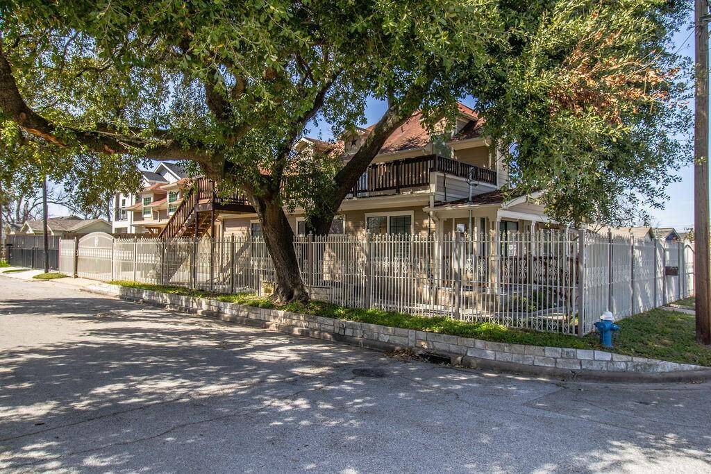 Amazing Old Oak that provides shade to the front deck and side walk way.