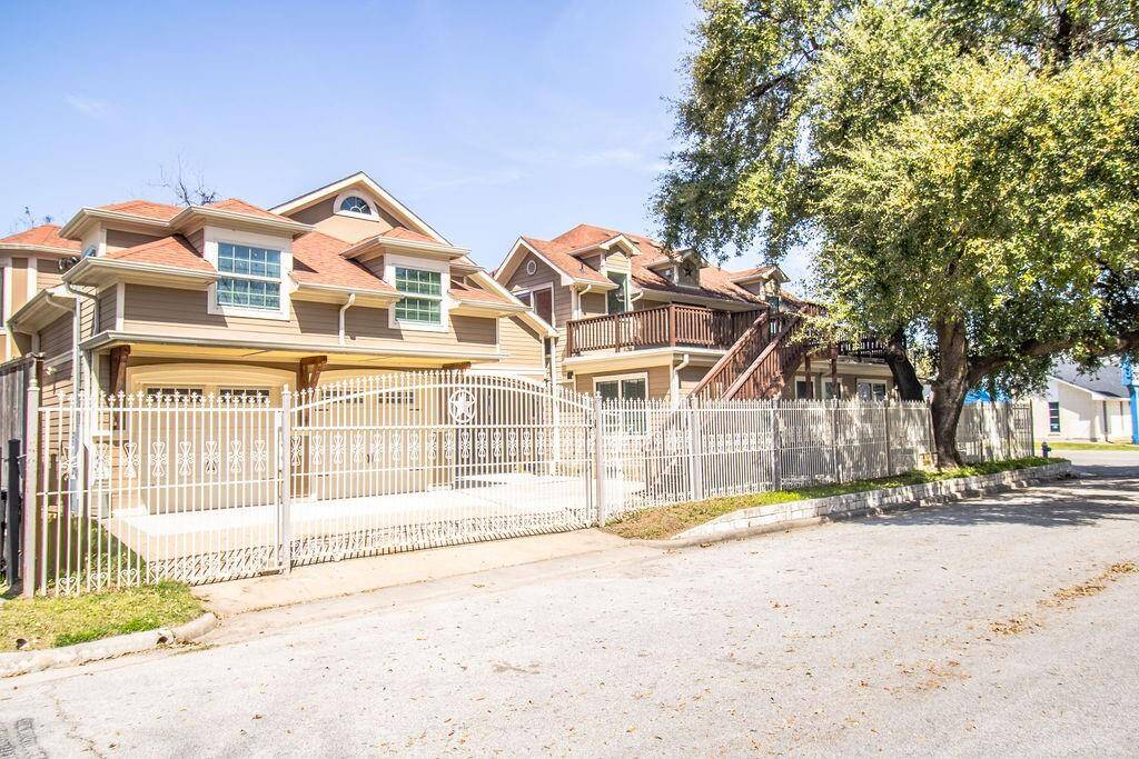 Side view of the Guest Apartment, Garage with a sliding gate!