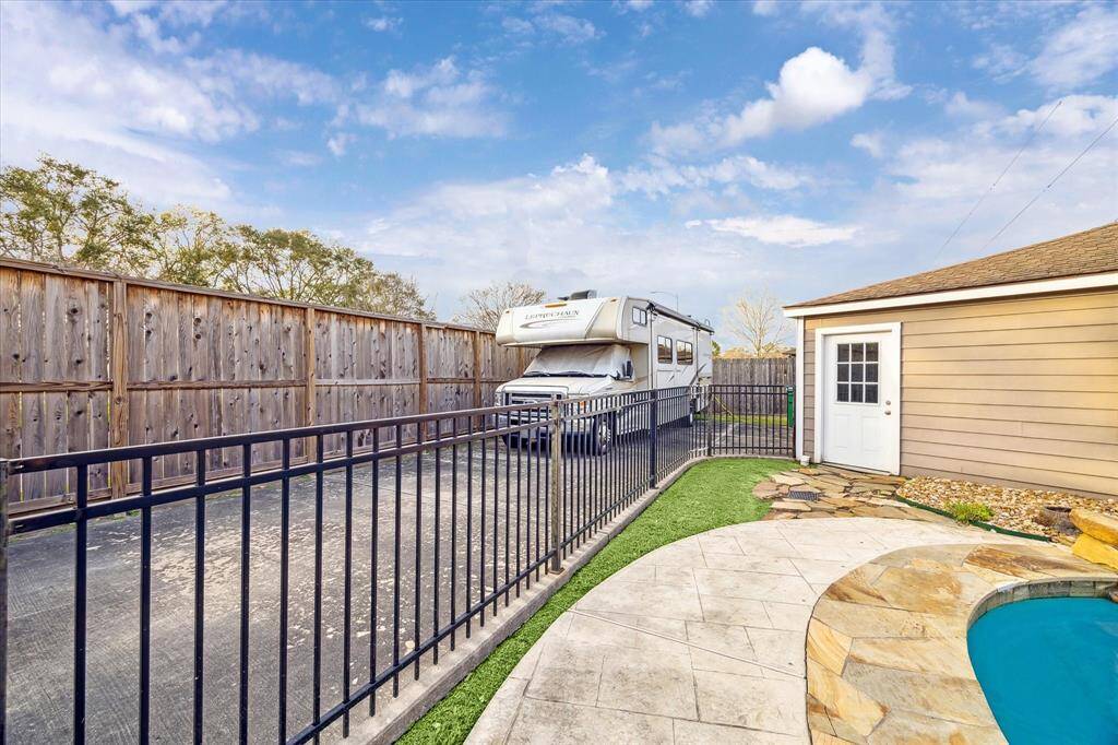 Great long drive way to the garage and space even for a RV