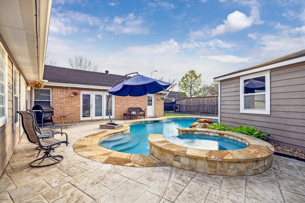 Hot tub anyone??? And see the electronic gate???
