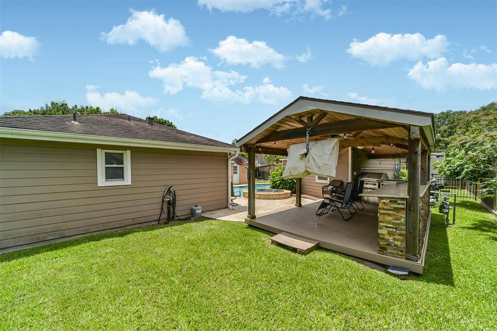 Great outdoor kitchen with more photos to come