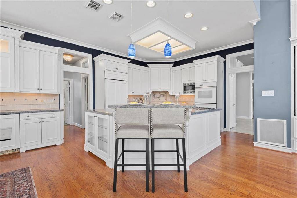Notice the under cabinet and over cabinet lighting.