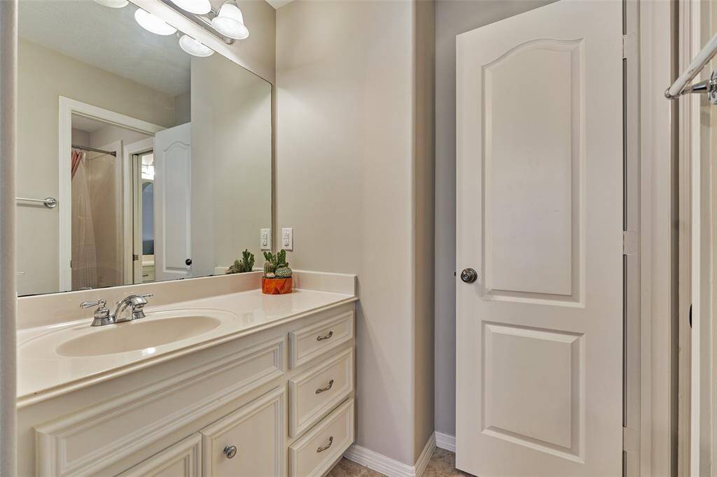 Expansive upstairs full bathroom with modern amenities.