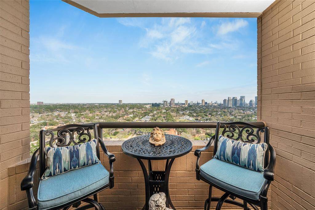Gorgeous 19th floor views of Tanglewood, Downtown, Greenway Plaza and Galleria.