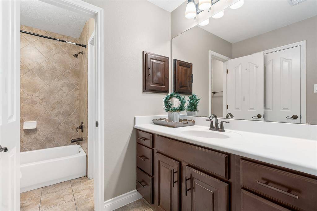 So much counter and cabinet space for staying organized.