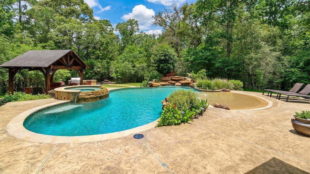 The ultimate backyard retreat.Enjoy the beach entry for cooling off on a hot day.