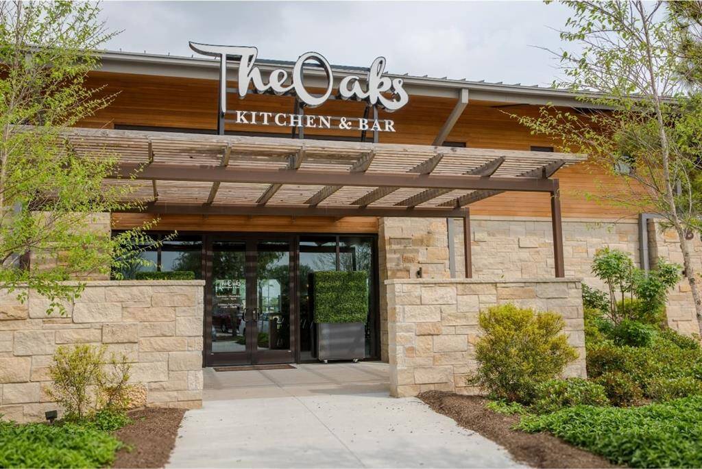 One of the most festive additions to Cane Island's amenities is the The Oaks Kitchen and Bar. You can either dine-in or call-in your order. Either way, it is super convenient and a great way to enjoy your lunch or dinner while minutes from home! Love Sunday Brunch? So, does the staff at The Oaks, come and enjoy the delicious special brunch menu!